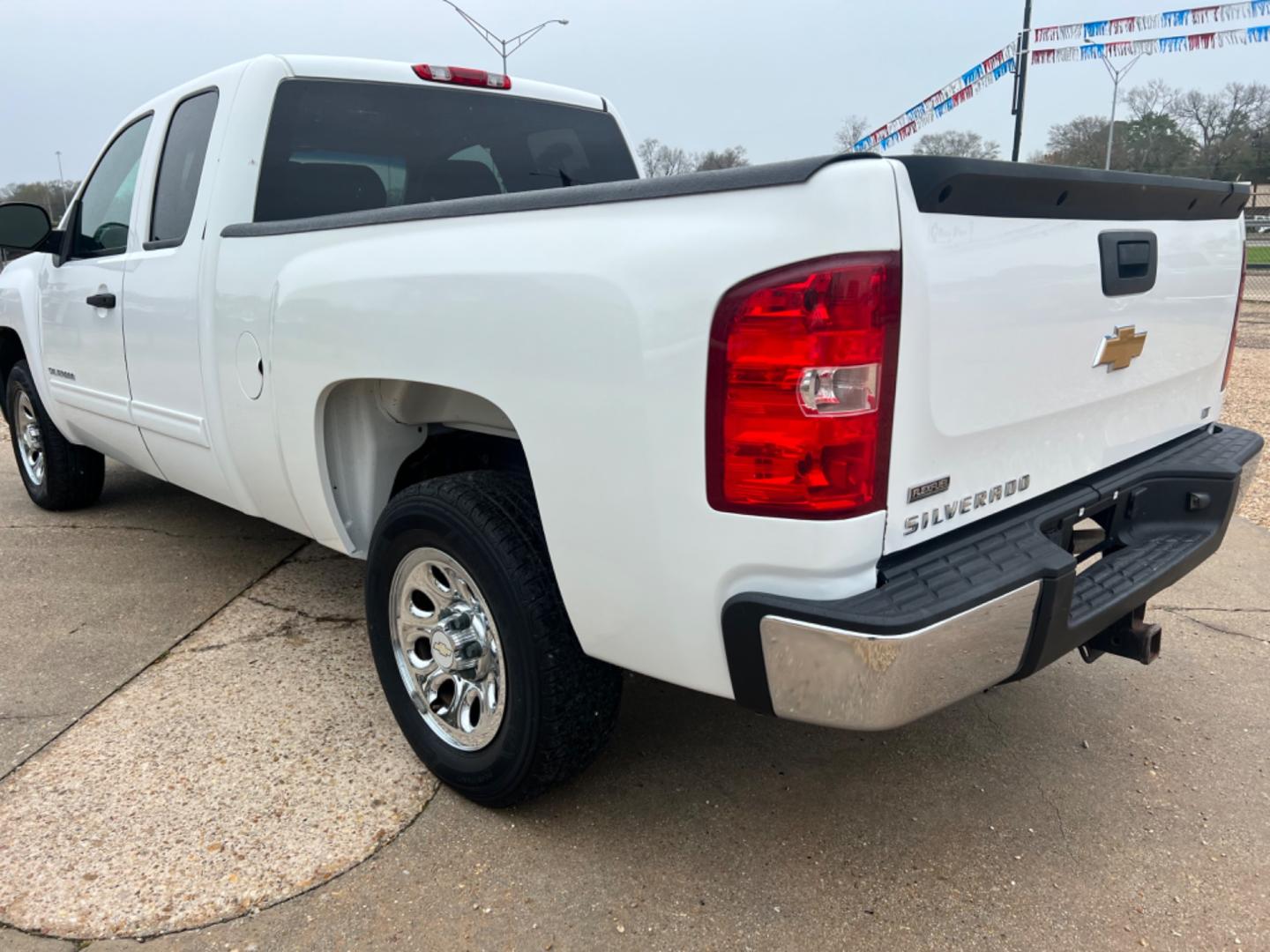 2012 White /Black Chevrolet Silverado 1500 LT (1GCRCSEAXCZ) with an 4.8 V8 engine, Automatic transmission, located at 4520 Airline Hwy, Baton Rouge, LA, 70805, (225) 357-1497, 30.509325, -91.145432 - 2012 Chevy Silverado Ext Cab LT 4.8 V8 Gas, 166K Miles, Power Windows, Locks & Mirrors, Spray In Bedliner, Tow Pkg. NO IN HOUSE FINANCING. FOR INFO PLEASE CONTACT JEFF AT 225 357-1497 CHECK OUT OUR A+ RATING WITH THE BETTER BUSINESS BUREAU WE HAVE BEEN A FAMILY OWNED AND OPERATED BUSINESS AT THE SAM - Photo#7